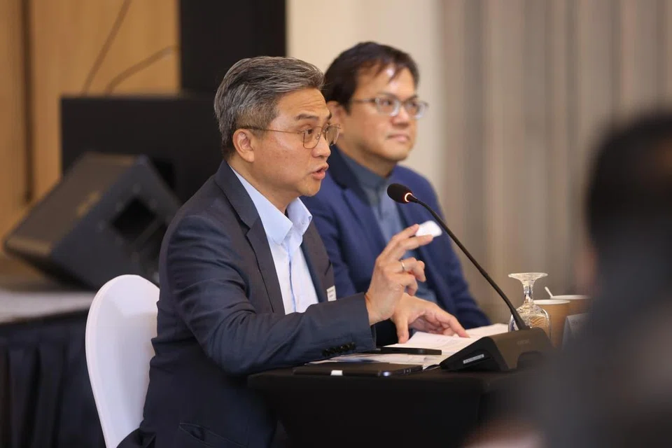 Pengerusi Jawatankuasa Parlimen Pemerintah (GPC) Kewangan serta Perdagangan dan Perusahaan, Encik Saktiandi Supaat (kiri), perbincangan prabelanjawan, Institut Akauntan Bertauliah Singapura (ISCA) 2026, Ketua Pegawai Kewangan (CFO) Old Chang Kee, Encik Song Yeow Chung, 6 Februari.