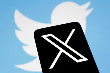 BAYARAN: Wadah media sosial X, yang sebelum ini dikenali sebagai Twitter akan memperkenalkan bayaran tahunan AS$1 ($1.37) kepada pengguna baru demi mencegah akaun palsu, bot dan spam.