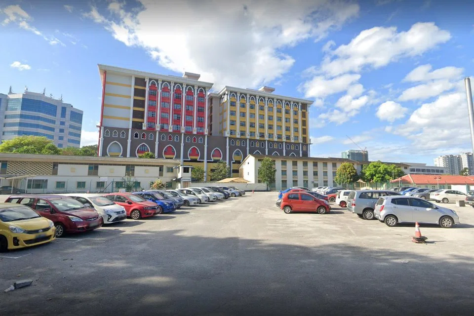 Tempat letak kereta berdekatan Hospital Raja Permaisuri Bainun di Ipoh, Perak, di mana kereta diletakkan. Mangsa disahkan meninggal dunia oleh pegawai perubatan dan pihak polis menyatakan mangsa tertidur dalam kereta terbabit tanpa membuka tingkap kereta.