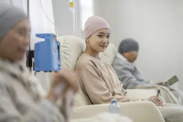 JALANI KEMOTERAPI: Pesakit menjalani rawatan dan mengikut saranan pakar onkologi bagi mendapat peluang lebih baik dalam menangani barah terbabit.