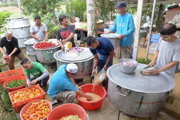 MAKANAN DISEDIAKAN: Bahan-bahan untuk dimasak disediakan supaya para relawan dan jemaah dapat menikmati juadah bersama sempena Hari Raya Haji di Masjid Ahmad Ibrahim. - Foto BH oleh LIM SIN THAI