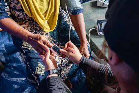 Tahap glukosa, kolesterol, dan tekanan darah penduduk tempatan diperiksa.