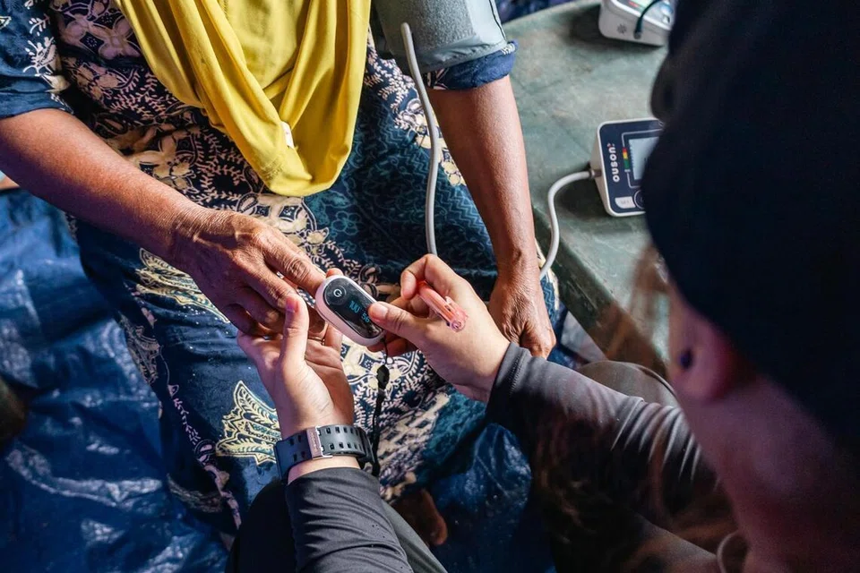 Tahap glukosa, kolesterol, dan tekanan darah penduduk tempatan diperiksa.