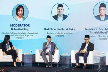 BANTU PASANGAN: (Dari kiri) Profesor Madya Dr Lee Geok Ling, Jabatan Kerja Sosial di Universiti Nasional Singapura (NUS) bersama Ustaz Nor Razak dan Ustaz Tarmizi dalam satu perbincangan semasa simposium Cifa-AFC 2022 semalam.