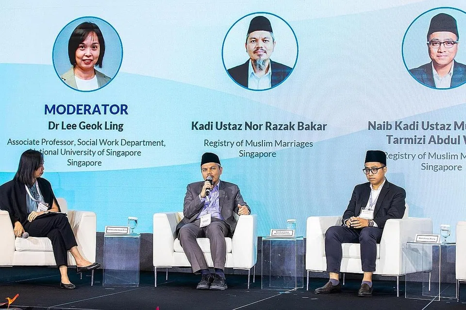 BANTU PASANGAN: (Dari kiri) Profesor Madya Dr Lee Geok Ling, Jabatan Kerja Sosial di Universiti Nasional Singapura (NUS) bersama Ustaz Nor Razak dan Ustaz Tarmizi dalam satu perbincangan semasa simposium Cifa-AFC 2022 semalam.