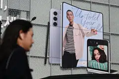 TUKAR KEDUDUKAN: Data beberapa syarikat penyelidikan pasaran menunjukkan Samsung kehilangan takhta pasaran telefon bijak sementara Apple mengambil alih kedudukan itu.