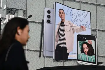 TUKAR KEDUDUKAN: Data beberapa syarikat penyelidikan pasaran menunjukkan Samsung kehilangan takhta pasaran telefon bijak sementara Apple mengambil alih kedudukan itu.