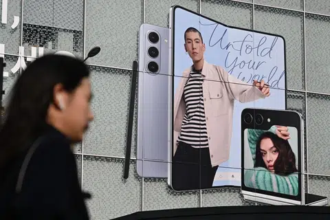TUKAR KEDUDUKAN: Data beberapa syarikat penyelidikan pasaran menunjukkan Samsung kehilangan takhta pasaran telefon bijak sementara Apple mengambil alih kedudukan itu.