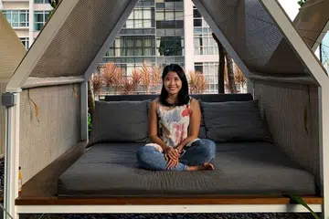 PELBAGAI RUANG SELESA: Tamu di Oasia Hotel Downtown boleh merehatkan minda sambil menjamu selera, membaca atau sekadar bersantai di pelbagai ruang selesa yang disediakan di sekitar hotel itu termasuk di pondok ini yang terletak di Club Floor yang eksklusif buat tamu yang menginap di bilik Club. - Foto BH oleh ERVINA MOHD JAMIL