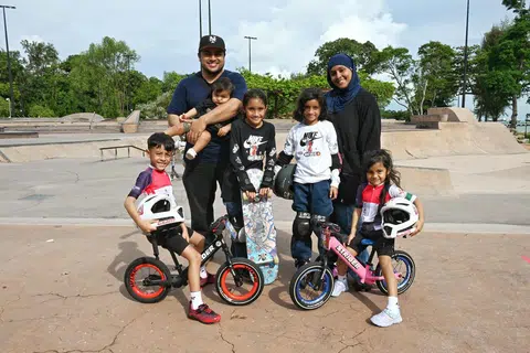 Encik Ahmad Ismail dan Sharifah Aisha Al Faqeh Abdul Aziz memperkenalkan anak-anak mereka kepada sukan lasak pada 2021 dan sejak itu anak-anak mereka (dari kiri) Abdullah, Humairah, Salma dan Yasmin telah membawa pulang banyak trofi daripada pertandingan yang disertai. Umar (didukung) dijangka mengikut jejak abang dan kakaknya dalam sukan lasak.