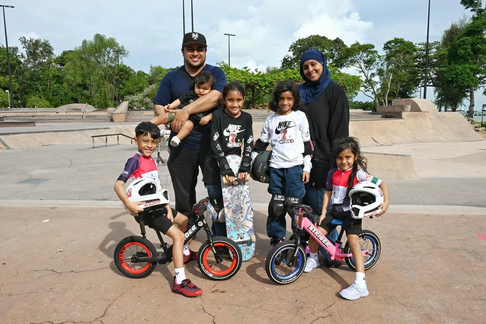 Encik Ahmad Ismail dan Sharifah Aisha Al Faqeh Abdul Aziz memperkenalkan anak-anak mereka kepada sukan lasak pada 2021 dan sejak itu anak-anak mereka (dari kiri) Abdullah, Humairah, Salma dan Yasmin telah membawa pulang banyak trofi daripada pertandingan yang disertai. Umar (didukung) dijangka mengikut jejak abang dan kakaknya dalam sukan lasak.