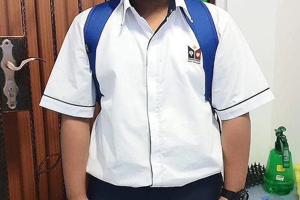 LEBIH SELESA DENGAN KELAS TUISYEN YANG KECIL: Muhammad Azri Azmi kini melihat gred subjek Bahasa Inggeris dan Matematik yang lebih baik. - Foto BH oleh NUR DIYANA TAHA