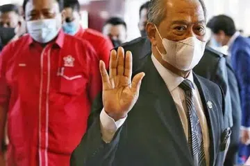 PENGERUSI MESYUARAT: Tan Sri Muhyiddin yang juga presiden Bersatu mempengerusikan mesyuarat parti itu untuk membincangkan kerjasama dengan Umno. - Foto NSTP