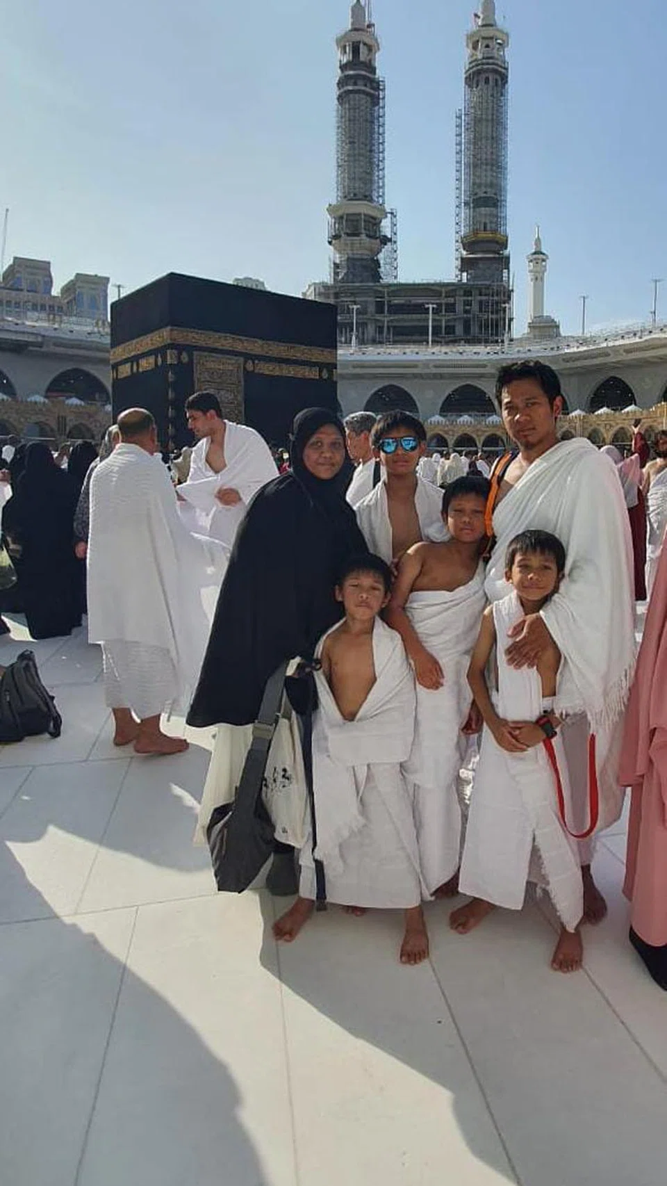 Cik Maisarah Samsi dan Encik Mohd Hendra Hadi Abdullah Swee menunaikan umrah bersama anak-anak mereka (dari kiri) Muhammad Iqmal Swee, Muhammad Irfan Swee, Muhammad Ilhan Swee, dan Muhammad Ihsan Swee.