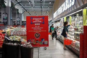 BANTU KENAIKAN KOS: Hari pertama program 'Stretch Your Dollar' oleh NTUC FairPrice, di mana orang ramai boleh mendapat diskaun lima peratus untuk makanan harian seperti beras, minyak dan sayur-sayuran diadakan setiap Jumaat, mulai 4 Mac. - Foto BH oleh JASON QUAH