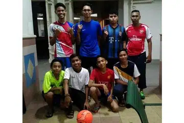 PASUKAN INVADERS: Pengurus pasukan, Encik Samsulkahar Hussin (berdiri, kanan), seperti bapa angkat kepada pasukannya dan mendorong mereka agar terus maju. - Foto ihsan SAMSULKAHAR HUSSIN