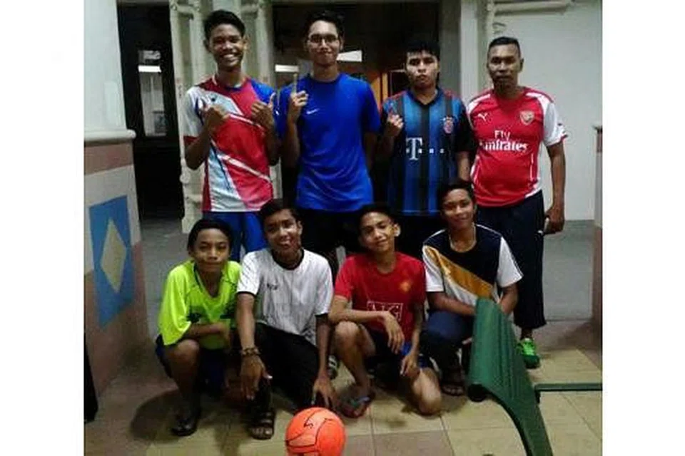 PASUKAN INVADERS: Pengurus pasukan, Encik Samsulkahar Hussin (berdiri, kanan), seperti bapa angkat kepada pasukannya dan mendorong mereka agar terus maju. - Foto ihsan SAMSULKAHAR HUSSIN