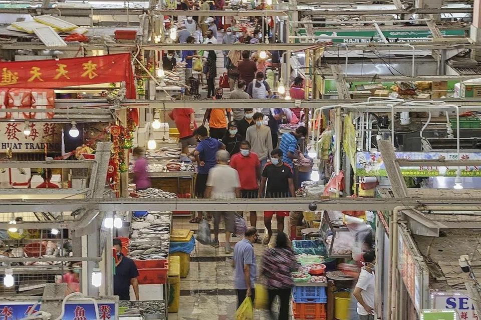 PERSIAPAN RAMADAN: Pasar seperti di Tekka ini menjadi tumpuan ramai semalam menjelang Ramadan bagi mendapatkan bekalan sebagai persiapan ketibaan bulan puasa. - Foto BM oleh AZMI ATHNI