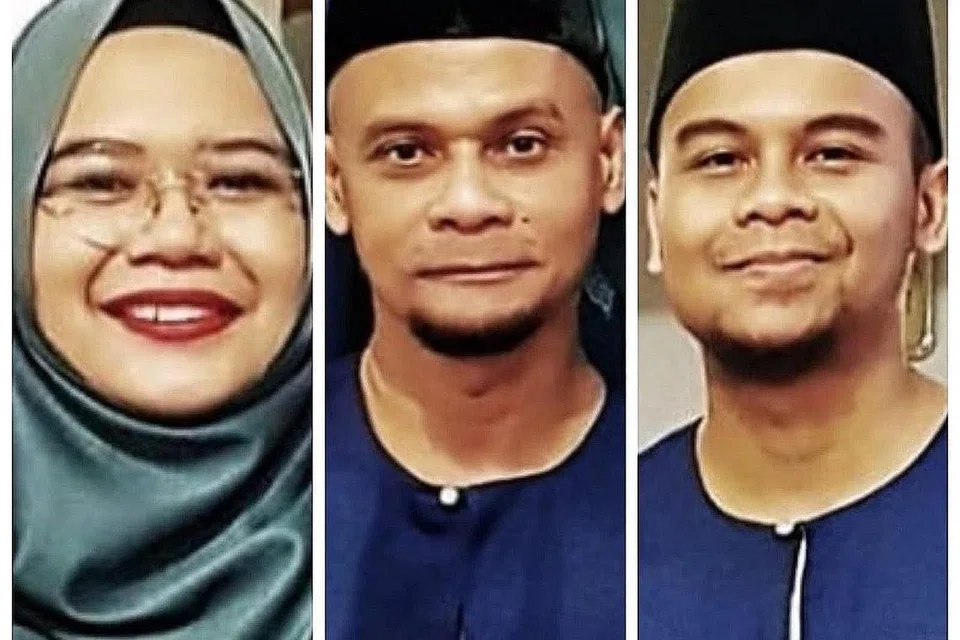 SEMARAK KELUARGA: Encik Mohd Khair (tengah) memberi sokongan penuh kepada kedua-dua anaknya, Bakti dan Siti Khalisah, menceburi bidang seni sebagai mendukung usaha memartabat sastera dan puisi Melayu. - Foto ihsan MOHD KHIR MOHD YASSIN