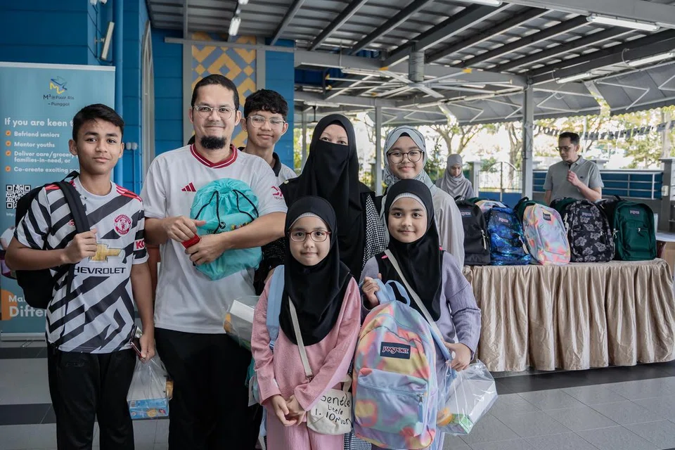 TERIMA BANTUAN: (Dari kiri) Muhammad Afiq Danial Nazri, Encik Nazri Sinin, Muhammad Haziq Danish Nazri, Cik Rohanah Mohkreh, Nur Awatif Qistina Nazri, Nur Aqilah Qusyairiyyah Nazri (barisan depan, kiri) dan Nur Ayesha Qaisara Nazri (barisan depan, kanan) di acara ‘Kembali Ke Sekolah’ @ Pasir Ris.