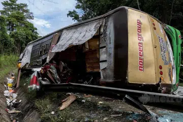 Keadaan bas yang membawa 42 penuntut Universiti Pendidikan Sultan Idris (UPSI) Perak, yang terbalik dan mengorbankan 15 nyawa dalam nahas di Jalan Raya Timur-Barat (JRTB) berhampiran Tasik Banding, Gerik, Perak, pada awal pagi 9 Jun.