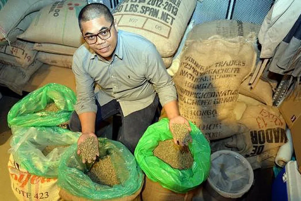 BANGUNKAN KARYAWAN KOPI MELAYU: Encik Ahmad Hidayat Ahmad Safiee menekankan kepentingan menyebar pendidikan tentang kopi. - Foto M.O. SALLEH