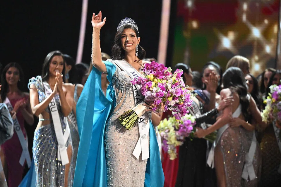 CEMERLANG: Ratu Miss Universe 2023 yang baru dinobatkan, Sheynnis Palacios dari Nicaragua, memberi lambaian penghargaan selepas dinobat Ratu Universe edisi ke-72, di San Salvador pada 18 November.