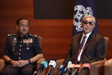 BERSIKAP PROFESIONAL: Semua anggota dan pegawai polis yang bertugas pada Pilihan Raya Negeri (PRN) perlu bersikap profesional dan rasional ketika berada di lapangan, kata Ketua Polis Negara Tan Sri Razarudin Husain (kiri). Bersama beliau ialah Timbalan Perdana Menteri Datuk Seri Dr Ahmad Zahid Hamidi.