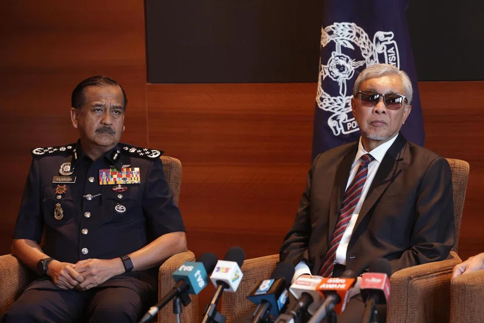 BERSIKAP PROFESIONAL: Semua anggota dan pegawai polis yang bertugas pada Pilihan Raya Negeri (PRN) perlu bersikap profesional dan rasional ketika berada di lapangan, kata Ketua Polis Negara Tan Sri Razarudin Husain (kiri). Bersama beliau ialah Timbalan Perdana Menteri Datuk Seri Dr Ahmad Zahid Hamidi.