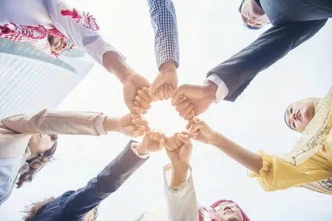 Islam tidak membezakan manusia berdasarkan keturunan, kedudukan sosial, warna kulit atau bangsa. 