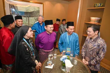(Dari kiri) Penyanyi Shareefa Aminah Abdull Sharif atau Shazza; Menteri Negara Kanan (Pertahanan merangkap Tenaga Manusia), Encik Zaqy Mohamad; Anggota Rangkaian Karyawan Mendaki Dr Muhammad Nadjad Abdul Rahim dan Timbalan Perdana Menteri, Encik Lawrence Wong di Majlis Perjumpaan Hari Raya Menteri di Conrad Centennial Singapore pada 19 April.
