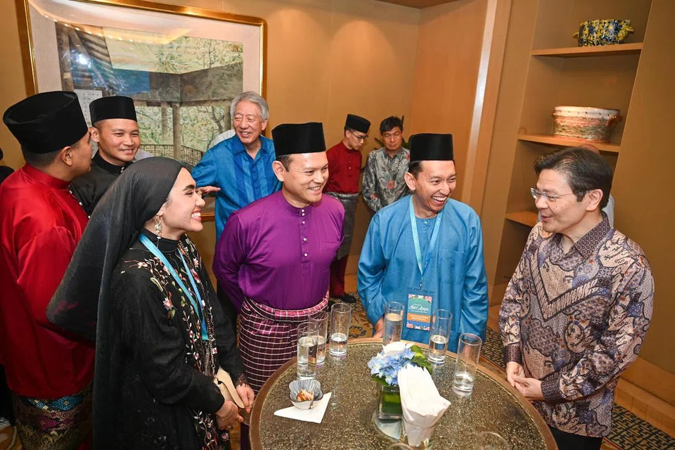 (Dari kiri) Penyanyi Shareefa Aminah Abdull Sharif atau Shazza; Menteri Negara Kanan (Pertahanan merangkap Tenaga Manusia), Encik Zaqy Mohamad; Anggota Rangkaian Karyawan Mendaki Dr Muhammad Nadjad Abdul Rahim dan Timbalan Perdana Menteri, Encik Lawrence Wong di Majlis Perjumpaan Hari Raya Menteri di Conrad Centennial Singapore pada 19 April.