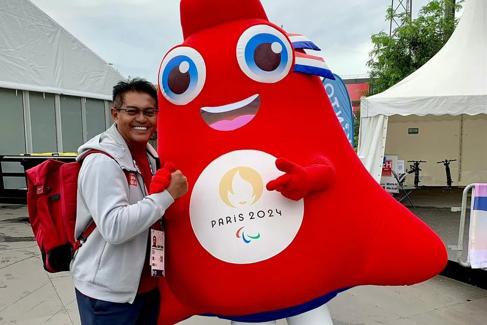 Jurulatih para-atletik dan bekas pecut lari nasional, Muhamad Hosni Muhamad (kiri), bergambar bersama Phryges – maskot Paris 2024 semasa Sukan Paralimpik Paris 2024.