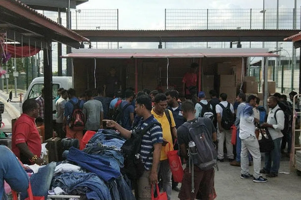 KELONGGARAN KUNJUNGI PUSAT RIADAH: Mulai 31 Oktober, pekerja asing di semua dormitori yang didapati layak dibenarkan mengunjungi Pusat Riadah pada hari cuti mereka bagi memanfaatkan kemudahan tempat makan dan minum, pasar raya mini, ruang komunal, khidmat pengiriman wang dan kedai gunting. Foto ini dirakam sebelum tempoh Covid-19 di mana pekerja asing berpeluang membeli barangan terpakai. - Foto FAIL