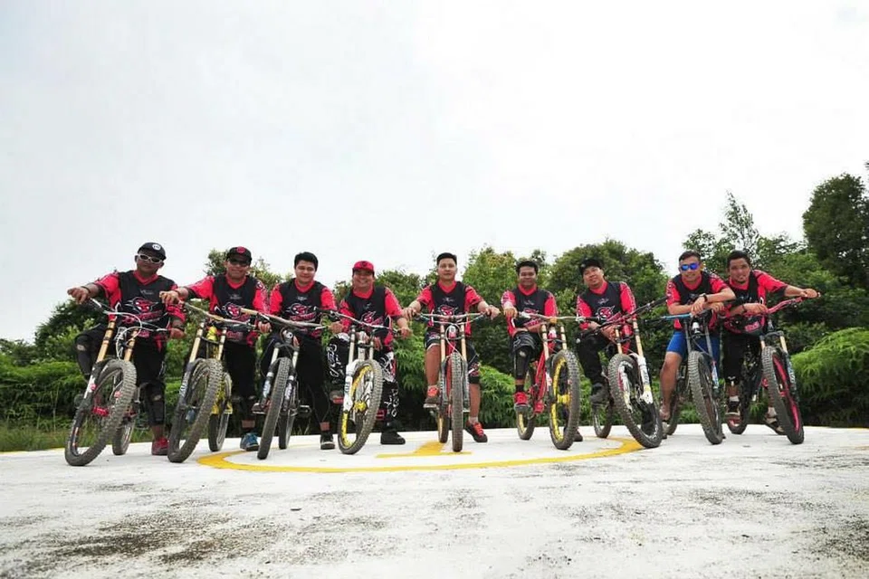 SIAP BUAT KERJA KEBAJIKAN: Sebahagian anggota Flow Riders yang sudah siap membuat kerja amal di Batam. Dua tahun lalu, kumpulan ini membantu membangunkan rumah anak yatim Daarut Thaybah di Batam. - Foto-foto ihsan NORAZHAR HUSSIN