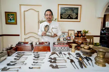 Pemilik Malay Art Gallery, Syed Abubakar Hussain Aljunied, yang memiliki lapan tepak sirih berkongsi tentang koleksinya. Tepak sirih terdapat dalam pelbagai bentuk dan bahan. Ada yang berbentuk empat segi. Ada yang bentuknya bulat.  
