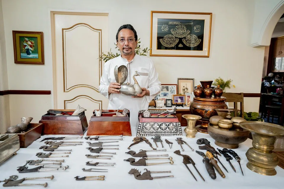 Pemilik Malay Art Gallery, Syed Abubakar Hussain Aljunied, yang memiliki lapan tepak sirih berkongsi tentang koleksinya. Tepak sirih terdapat dalam pelbagai bentuk dan bahan. Ada yang berbentuk empat segi. Ada yang bentuknya bulat.  