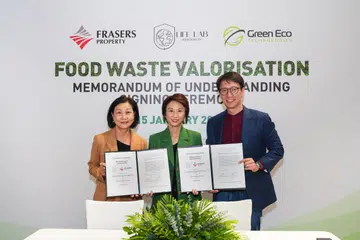 BERSAMA KITAR SEMULA SISA MAKANAN: (Dari kiri) Cik Soon Su Lin,  Cik Low Yen Ling dan Encik Edward Chia bergambar bersama selepas pemeteraian MOU program kitar semula sisa makanan di Causeway Point pada 15 Januari.