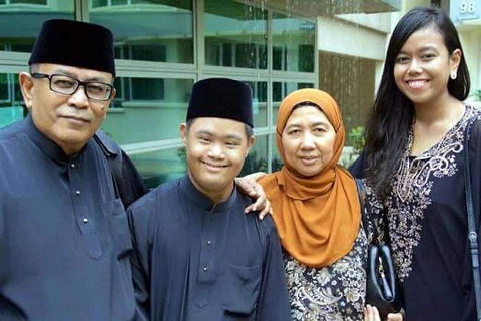 DIJADUAL MENGHADIRI SEMINAR BAHASA: Allahyarham Cikgu Mohamed Naim Daipi menghembus nafas terakhirnya di Brunei awal pagi semalam. Dalam gambar ini, Allahyarham bersama (dari kanan) anaknya, Cik Nur Atika; isterinya, Cik Zaliha Jaapar; dan seorang lagi anaknya, Mohd Nazri. - Foto FACEBOOK