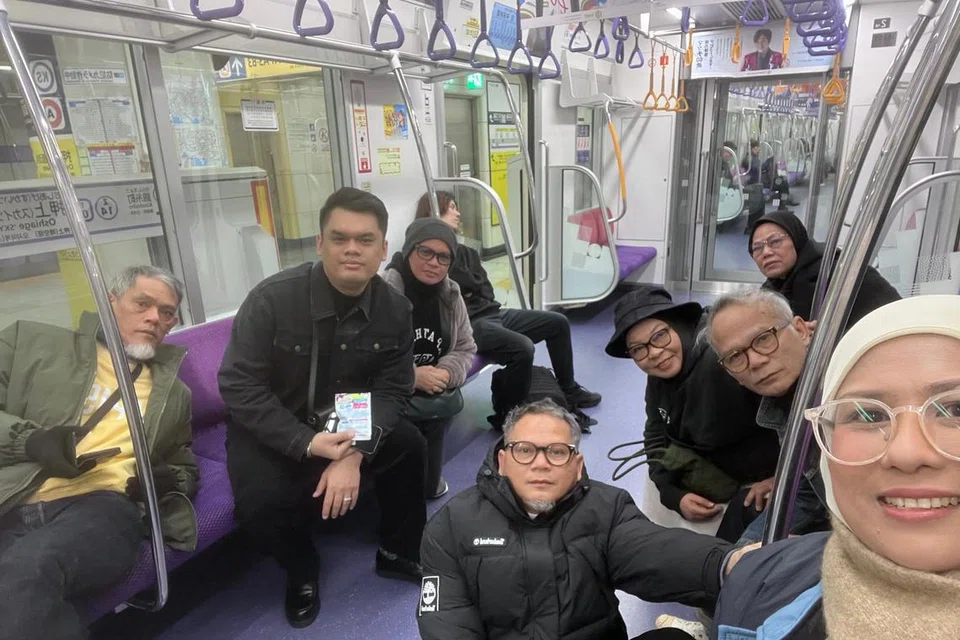 Hafidz Abdul Rahman (dua dari kiri), yang secara semula jadi merupakan individu yang suka menyendiri dan tidak banyak bercakap, kerap membawa anggota keluarganya melancong ke luar negara sebagai tanda penghargaan agar mereka bahagia. Gambar diambil sewaktu mereka bercuti di Jepun pada 2024.