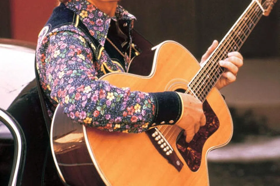 JOHN DENVER: Album Earth Songs diterbitkan pada 1991 untuk menggabungkan semua lagu Denver yang bertemakan sekitaran dan alam semesta, seperti Sunshine On My Shoulders, Windsong dan Rocky Mountain High.