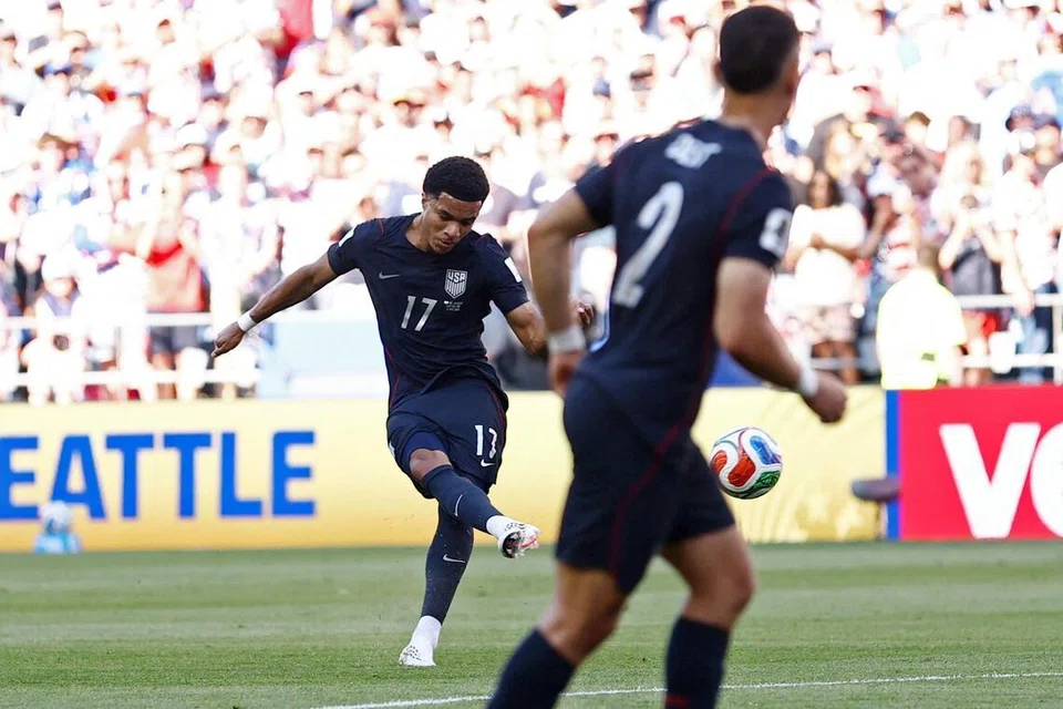 Pemain Amerika Syarikat, Malik Tillman (kiri), menjaringkan gol pertama pasukan menerusi sepakan percuma ketika menentang Belgium dalam aksi pusingan 16 terakhir Piala Dunia 2026 di Stadium Seattle, Washington, pada 6 Julai.