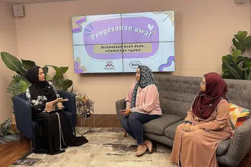 JELAS ISU: Perkongsian hasil kerjasama BCF dan BH itu disertai Cik Nadhirah (kanan) dan Cik Hana (tengah) dan dihoskan Cik Shahida (kiri). - Foto BH oleh SITI AISYAH NORDIN
