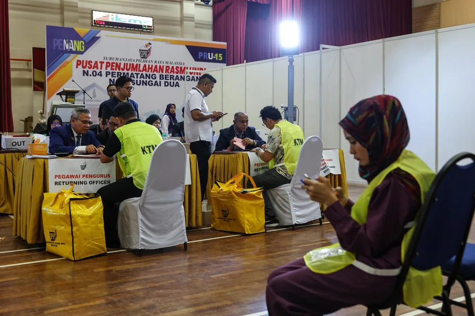PENGIRAAN BERMULA: Petugas Suruhanjaya Pilihan Raya (SPR) di Tasek Gelugor, Pulau Pinang membawa kotak undi ke Pusat Penjumlahan Rasmi Undi bagi Pilihan Raya Negeri (PRN) bagi Dewan Undangan Negeri (DUN) N.04 Permatang Berangan dan N.05 Sungai Dua di Dewan Institut Kemahiran MARA Seberang Perai Utara malam Sabtu.