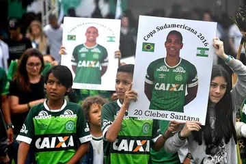 TETAP DALAM KENANGAN: Saudara-mara pemain bola sepak Kelab Chapecoense yang terkorban akibat nahas pesawat di Columbia menghadiri acara pengebumian besar-besaran di stadium di Chapeco, Santa Catarina, selatan Brazil. - Foto AFP