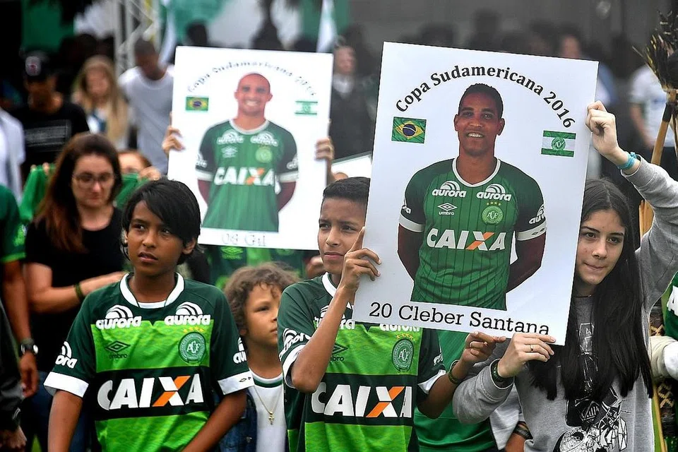 TETAP DALAM KENANGAN: Saudara-mara pemain bola sepak Kelab Chapecoense yang terkorban akibat nahas pesawat di Columbia menghadiri acara pengebumian besar-besaran di stadium di Chapeco, Santa Catarina, selatan Brazil. - Foto AFP
