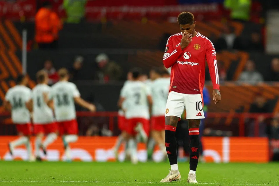 Pemain Manchester United, Marcus Rashford, kelihatan kecewa selepas pemain Twente, Sam Lammers, berjaya menjaringkan gol pertama mereka.  