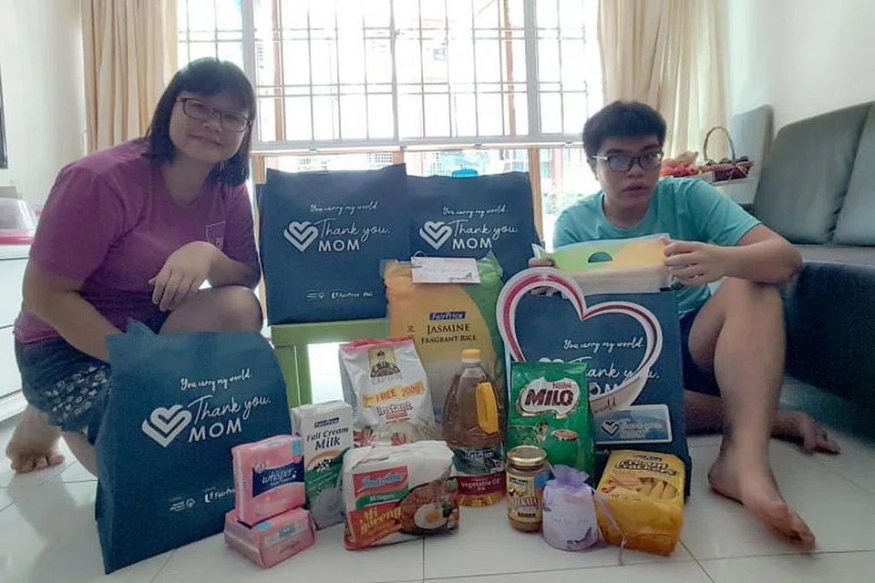 HARGAI IBU: Cik Chan Kam Ling, ibu kepada atlet Olimpik Khas, Jeremy Yeo Zhi Hui, bersama pek penjagaan P&G.