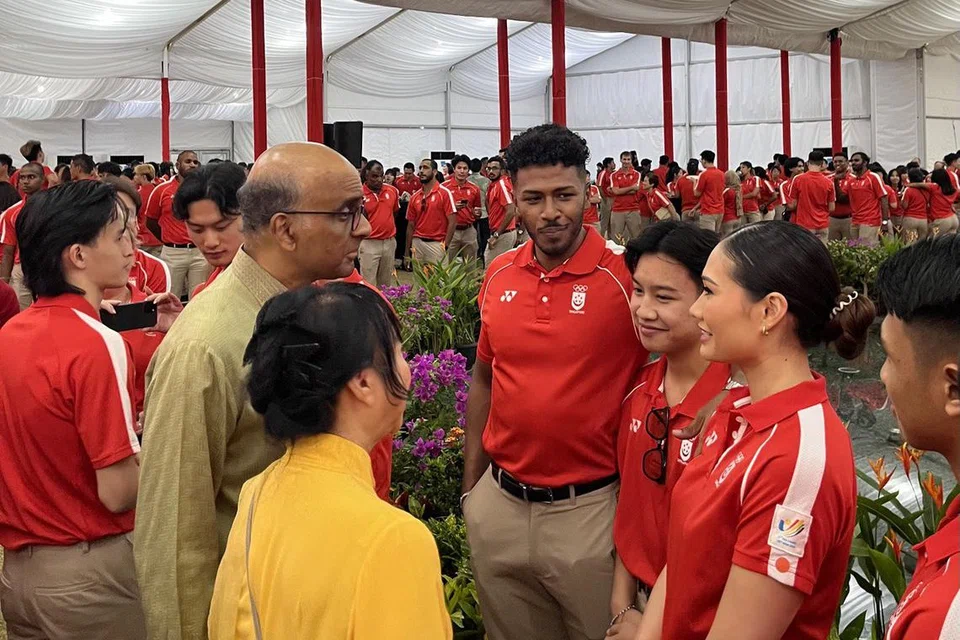 Presiden Tharman Shanmugaratnam (tengah) dan isteri, Cik Jane Ittogi Shanmugaratnam (berbaju kuning) beramah-tamah bersama pesilat Singapura, (dari kanan) Aniq Asri Mohammad Yazid, Nurul Suhaila Mohd Saiful, Muhammad Affiz Mohamed Zakri dan Sheik Ferdous Sheik Alau’ddin, di majlis meraikan atlet dan pegawai Team Singapore di Istana pada 29 Februari.