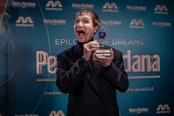 BUKTIKAN KEPADA RAMAI: Semangat pantang dicabar Fauzie Laily membawanya kepada tangga jaya menggenggam piala Anugerah Pengacara Terbaik (Informasi) pada Pesta Perdana.
